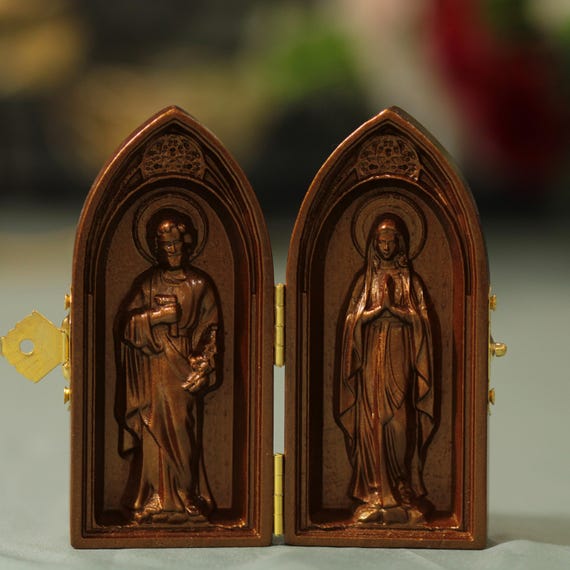 Virgin Mary & Saint Joseph Wooden Diptych – Holy Family Catholic Gift | Antique Style Christian Decor for Home Altar, Baptism, Christmas