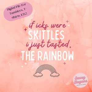 Puede incluir: Un fondo de acuarela rosa con un texto blanco superpuesto que dice "if icks were SKITTLES i just tasted THE RAINBOW". Un arcoíris en blanco y negro con nubes está debajo del texto. El texto "Saucy Slogans DESIGNS BY CIERRA" está en la esquina inferior derecha.