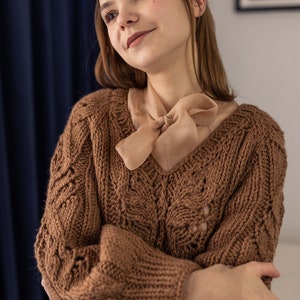 Eleganter brauner doppelseitiger Pullover aus Wolle Alpaka mit einem durchbrochenen Muster Bild 4