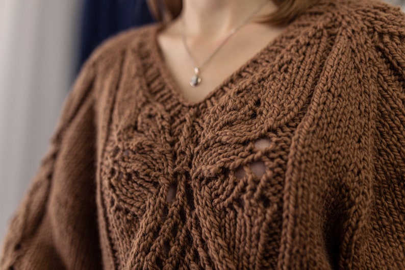 Eleganter brauner doppelseitiger Pullover aus Wolle Alpaka mit einem durchbrochenen Muster Bild 10