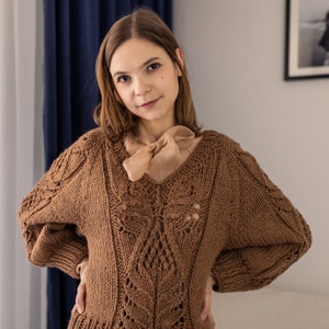 Eleganter brauner doppelseitiger Pullover aus Wolle Alpaka mit einem durchbrochenen Muster Bild 5