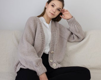 Grau beige handgemachte minimalistische Woll-Alpaka-Strickjacke mit Knöpfen