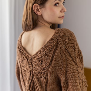 Eleganter brauner doppelseitiger Pullover aus Wolle Alpaka mit einem durchbrochenen Muster Bild 1