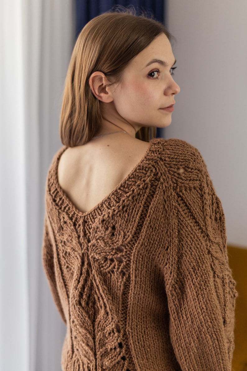 Eleganter brauner doppelseitiger Pullover aus Wolle Alpaka mit einem durchbrochenen Muster Bild 1