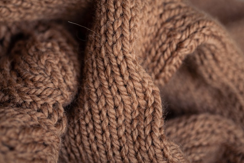 Eleganter brauner doppelseitiger Pullover aus Wolle Alpaka mit einem durchbrochenen Muster Bild 3