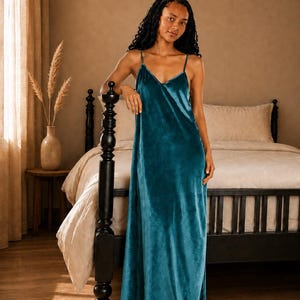 Türkisblaues Maxikleid aus Seidensamt, Spaghettiträger, offener Rücken, fließende Silhouette