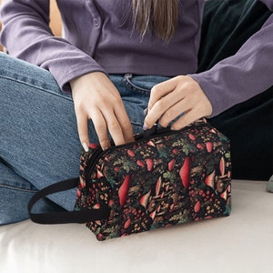 Tragbare Kulturtasche, Pilzwald, Fliegenpilz Schminktasche, Gothic Make-up Tasche, Große Kulturtasche, Alternatives Geschenk, Pilz-Kulturtasche