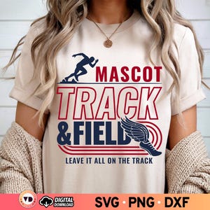 Może przedstawiać: Beżowa koszulka z motywem lekkoatletycznym. Projekt zawiera słowa "MASCOT TRACK & FIELD" w kolorze czerwonym i niebieskim, sylwetkę biegacza i skrzydlaty but. Tekst "LEAVE IT ALL ON THE TRACK" jest również dołączony.