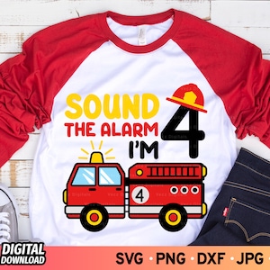 Sound the Alarm I'm 4 SVG Birthday, 4th Birthday Boy Fire Truck Shirt Svg, Vier Jahre altes Feuerwehrauto Svg, Feuerwehrauto, SVG Dateien für Cricut