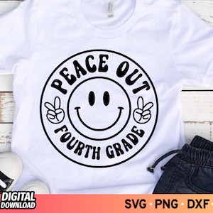 Peace Out SVG di quarta elementare, insegnante SVG, ultimo giorno di scuola SVG, insegnante sorridente SVG, maglietta di laurea SVG, fine della scuola, file SVG Cricut
