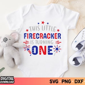 Questo piccolo petardo sta girando uno SVG, Fourth of July Svg, Fourth of July Kids Svg, 1st Birthday Gifts Svg, 4th of July Shirt Svg, Png