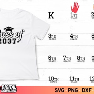 Puede incluir: Una camiseta blanca con texto negro que dice "Class of *2037*" con un gorro de graduación sobre el texto. La camiseta se vende como descarga digital en formatos SVG, PNG, DXF y EPS. La imagen también incluye un conjunto de etiquetas de grado de graduación desde jardín de infantes hasta el grado 12.