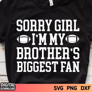 Sorry meisjes, ik ben de grootste fan van mijn broer SVG, voetbalshirt SVG, voetbal moeder Svg, Cheer moeder Svg, speldag Svg, voetbalseizoen Svg, PNG