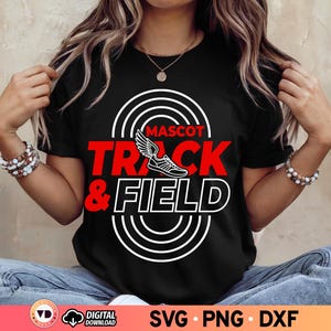 Op de afbeelding: Zwart T-shirt met een wit en rood grafisch ontwerp. Het ontwerp toont de woorden "MASCOT TRACK & FIELD" met een gevleugelde hardloopschoen in een witte boog. Het T-shirt heeft korte mouwen.