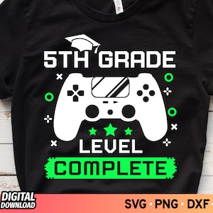 Vijfde leerjaar niveau voltooid SVG, lagere school SVG, 5e leerjaar shirts SVG, Gamer Graduate SVG, terug naar school SVG, video game SVG, PNG