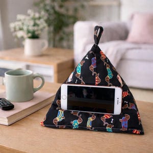 Sausage Dog Mobile Phone Stand: Handmade Cotton Beanbag Holder Bild 1
