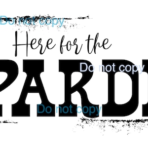 Puede incluir: Diseño gráfico de texto en blanco y negro con las palabras "Here for the PARDi" en una fuente en negrita y de bloque.