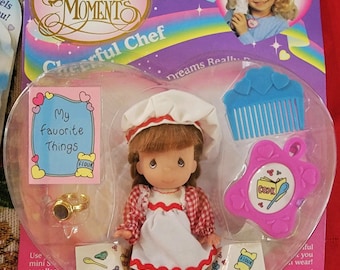 Poupée « Cheerful Chef » de Precious Moments, 1996 avec accessoires