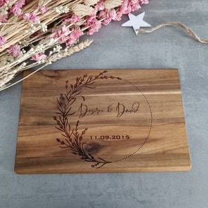 Brettchen mit Namen und Hochzeitsdatum / Frühstücksbrettchen / Hochzeit/ Hochzeitsgeschenk / Frühstücksbrettchen personalisiert /Holz 23 x 15 x 1 cm