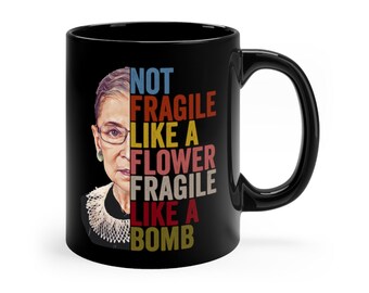 RBG, Ruth Bader Ginsburg Nicht zerbrechlich wie eine Blume, sondern eine Bombentasse, RBG Tasse, Zwei SeitenDruck Schwarze Tasse 11oz 15oz