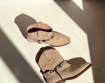 Botas de ante color morado y beige