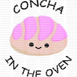 Könnte beinhalten: Eine Cartoon-Illustration einer Concha, einem süßen Brötchen, mit rosa und weißem Zuckerguss. Der Text "CONCHA IN THE OVEN" ist in Schwarz geschrieben.