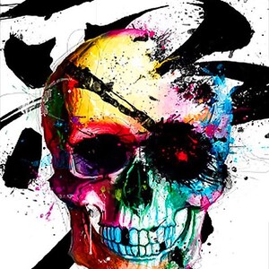 Puede incluir: Ilustraci&oacute;n de una calavera vibrante y colorida con un arco&iacute;ris de tonos, incluyendo amarillo, rojo, azul y verde. Pinceladas negras y salpicaduras de pintura rodean la calavera, sobre un fondo blanco. La obra tiene un estilo art&iacute;stico moderno.