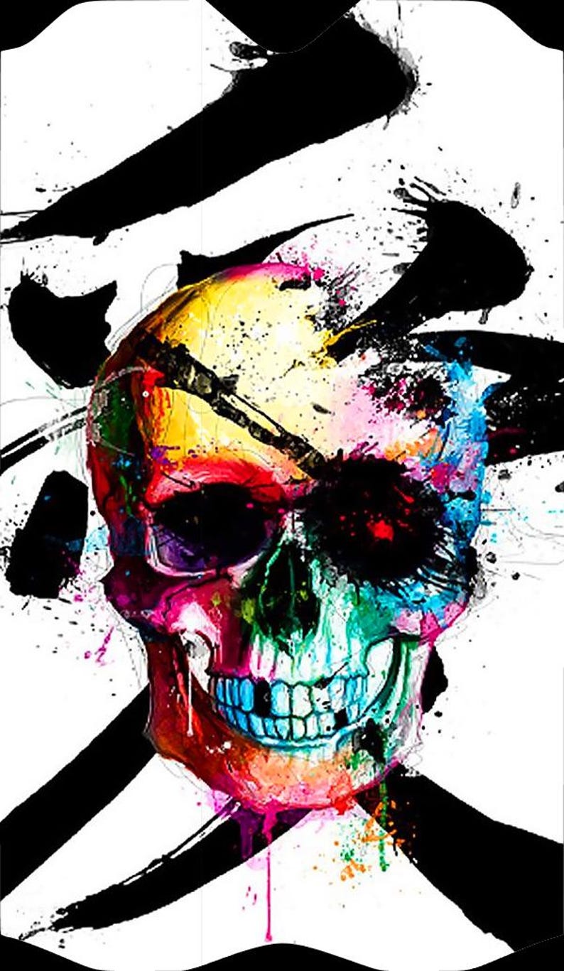 Puede incluir: Ilustraci&oacute;n de una calavera vibrante y colorida con un arco&iacute;ris de tonos, incluyendo amarillo, rojo, azul y verde. Pinceladas negras y salpicaduras de pintura rodean la calavera, sobre un fondo blanco. La obra tiene un estilo art&iacute;stico moderno.
