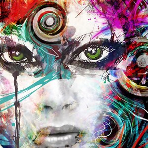 Puede incluir: Impresi&oacute;n art&iacute;stica abstracta que presenta un rostro estilizado con ojos verdes y una expresi&oacute;n neutra. La obra de arte utiliza una paleta vibrante de rojo, azul, morado y blanco, con patrones arremolinados y pinceladas. El tema general es art&iacute;stico y expresivo.
