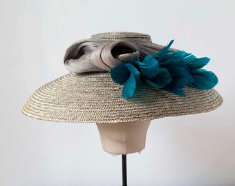 Coiffe d'invité au mariage, chapeau de mariage pour femmes, chapeau de paille avec ornement en sinamay et plumes, chapeau de paille à large bord en sinamay et plumes,