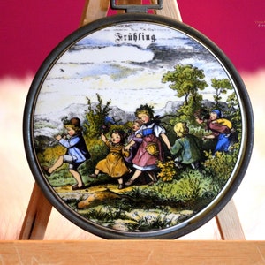 Vintage rund kakelplatta, barncirkeldans, vårdans, heminredning, 1960-tal, emalj, väggbonad, rustik, lantlig stil, presentidé, sällsynt