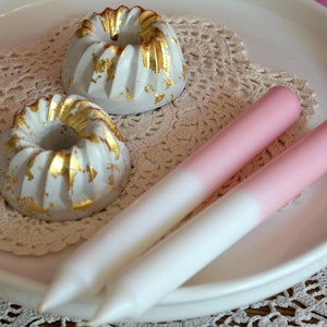 Gugelhupf candle holder including taper candles