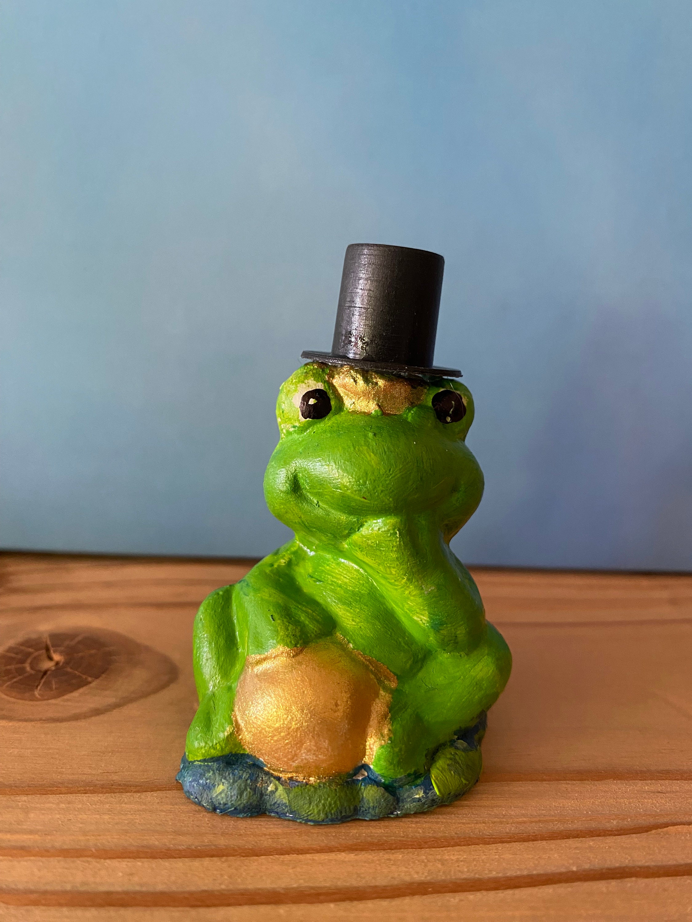 金色のボールとお金の贈り物を持つ願いを叶えるカエル - Etsy 日本