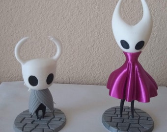 Figurines creuses de chevalier et de frelon