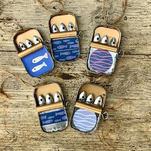La scatola di sardine Teeny 'Blue Collection' è un gancio decorativo in metallo per appendere pesci, un regalo di decorazioni costiere.