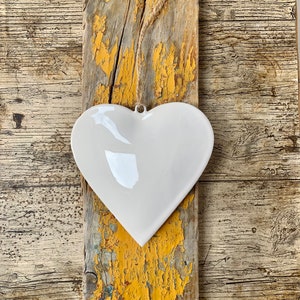 Cintre coeur à suspendre shabby chic en métal blanc émaillé 12 cm Cadeau de mariage Saint-Valentin