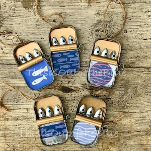 The Teeny 'Blue Collection' Dose mit Sardinen Fisch, die Metalldosendekorationsbügel-Küstendekor-Geschenk hängen