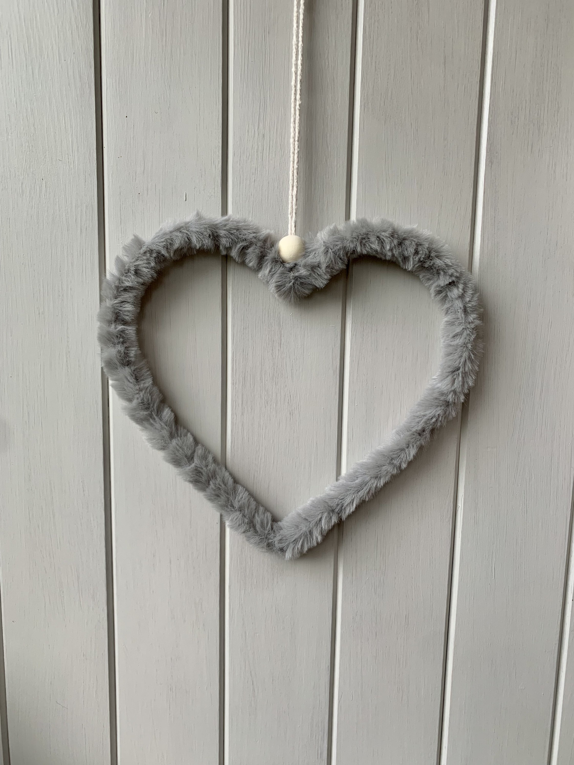 Gris Fourrure Shabby Chic Hanging Heart Hanger
