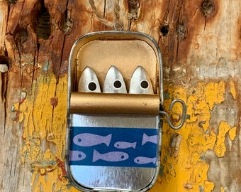 Jolie petite boîte de sardines avec motif poisson à rayures bleues à suspendre, décoration en métal, décoration côtière, cadeau