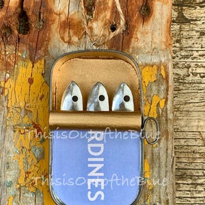 Hellblaue Dose mit Sardinen Fisch hängend Metalldose Dekoration Ornament schrulliges Geschenk