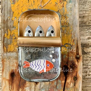 Scatola di sardine con pesce di legno e bolle Decorazione in latta di metallo appesa Ornamento Decorazione costiera Regalo