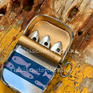 Niedliche Teeny Dose mit Sardinen mit blauem Streifen-Fischdesign-hängendem Metalldekorations-Küstendekor-Geschenk