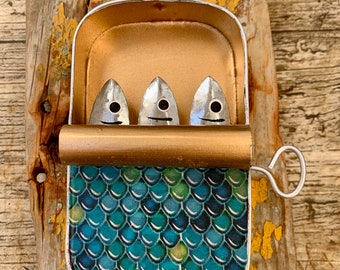 Grande boîte de sardines avec motif écailles de poisson à suspendre, décoration en étain en métal, cadeau de suspension, décoration de l'océan