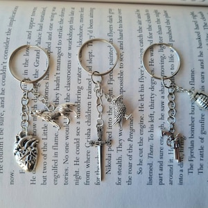 Six of Crows 'No Mourners No Funerals' keychain, Grishaverse, Shadow & Bone, Inej Ghafa, Nina Zenik, Dregs, Kaz Brekker Jesper Fahey, Kanej