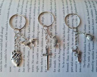 Six of Crows 'No Mourners No Funerals' keychain, Grishaverse, Shadow & Bone, Inej Ghafa, Nina Zenik, Dregs, Kaz Brekker Jesper Fahey, Kanej