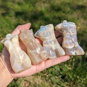 Corpi di divinità femminili appariscenti in pietra di luna e pietra di sole - set singolo o abbinato