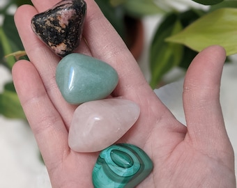 Selbstliebe Kristall Tumble Set (Rhodonit, Rosenquarz, Grüner Aventurin und Malachit)