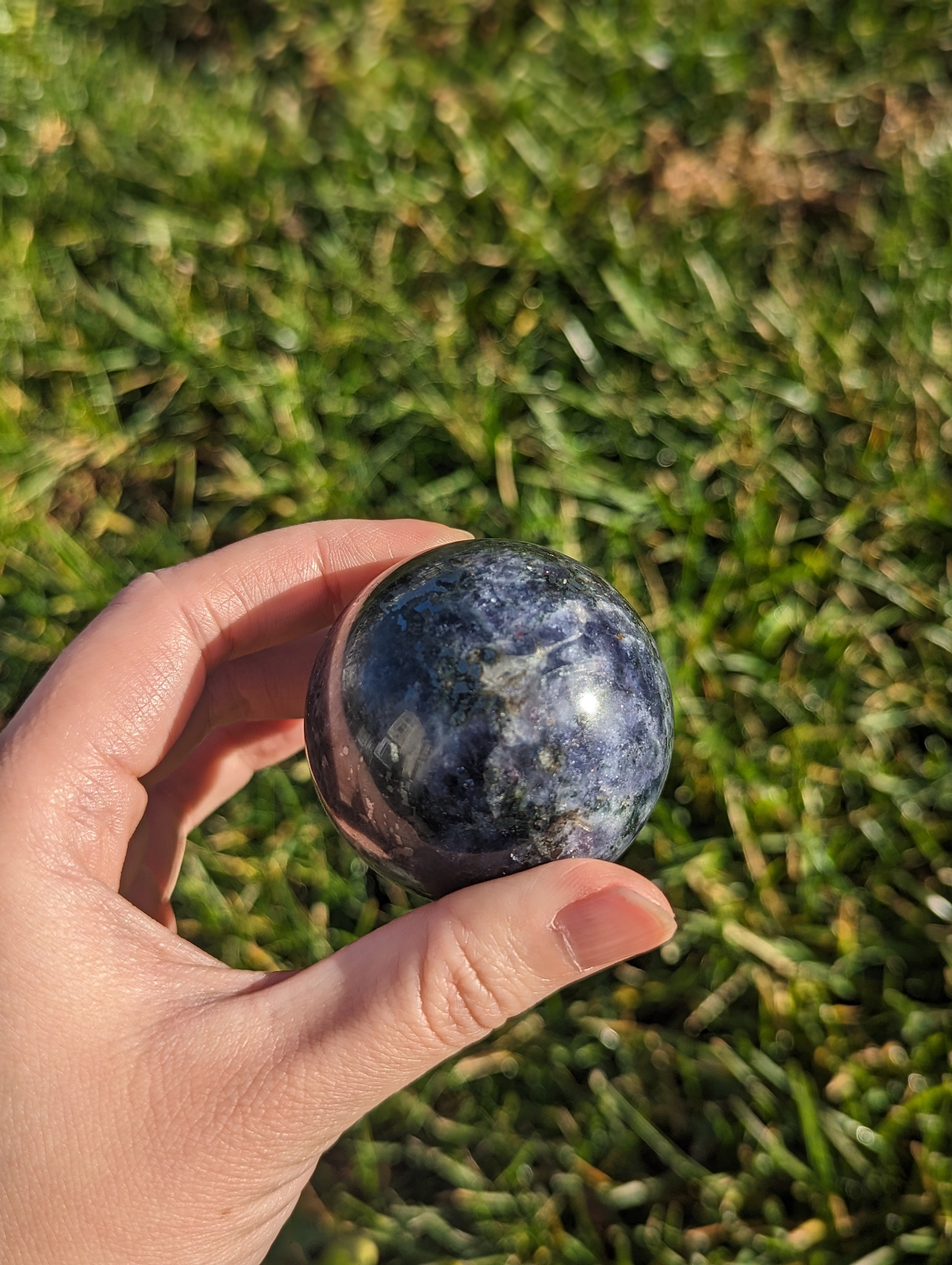 サンストーン アイオライト スフィア - 直径 50 mm - フラッシュと