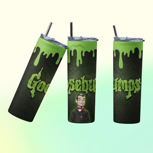 Könnte beinhalten: Drei Edelstahlbecher mit Strohhalmen. Die Becher haben oben ein grünes Schleimdesign mit dem Wort "Goosebumps" in grüner, tropfender Schrift. Ein Becher zeigt ein Bild von Slappy the Dummy.