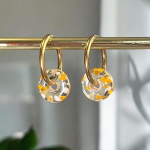 Pendientes de aro de cristal amarillo: acero inoxidable bañado en oro, hechos a mano.